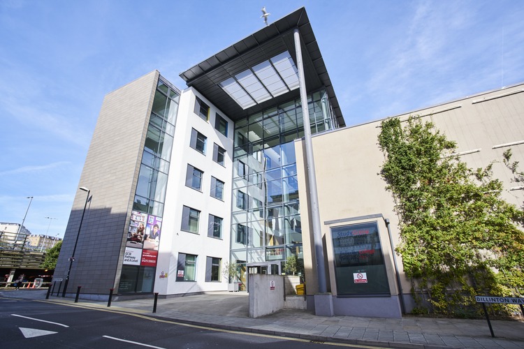 Les études à Bellerbys College en Angleterre